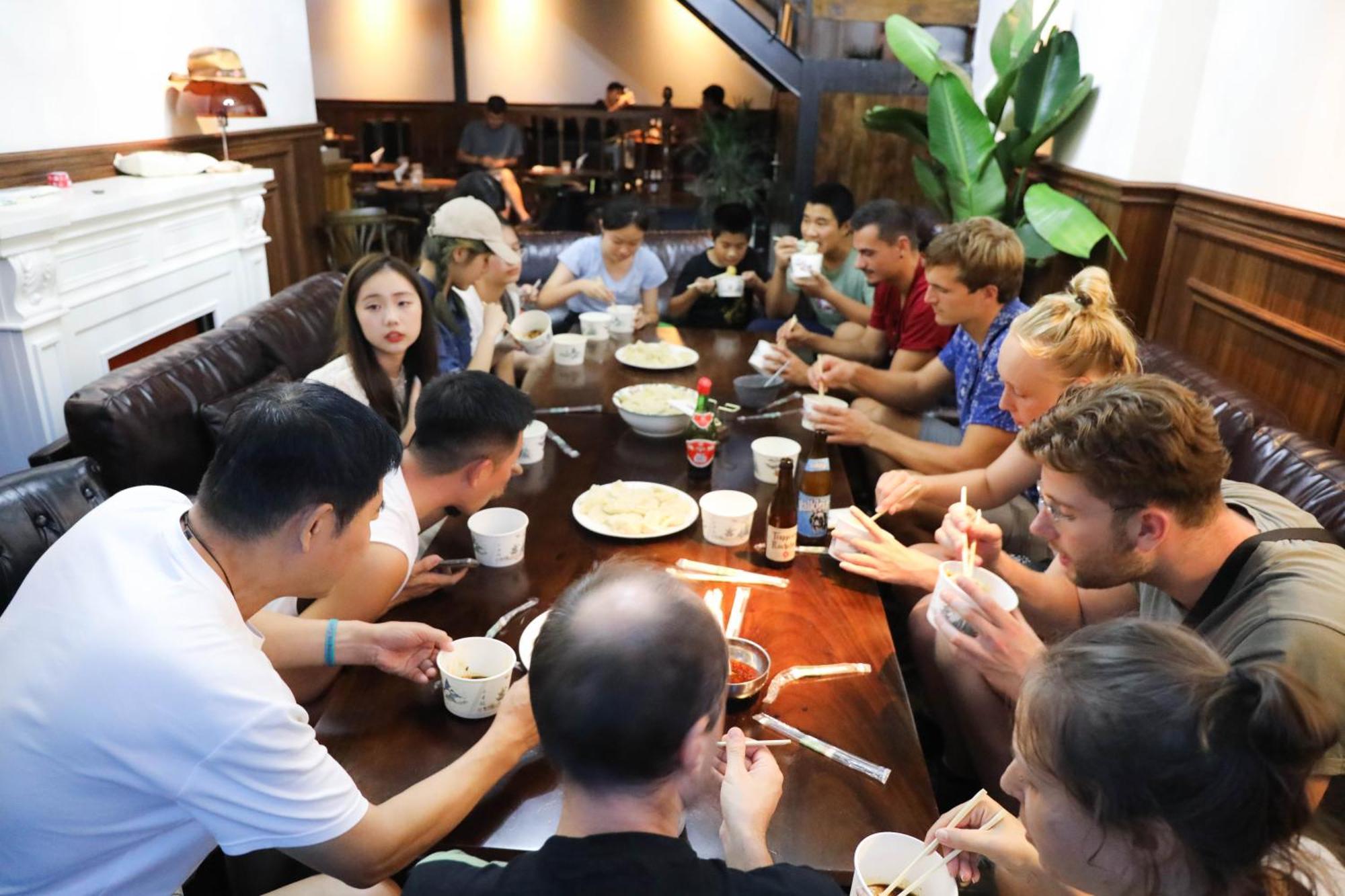 Sonderia Lazybones Hostel- Wenshu Temple Side, Chill Hostel With All-Day Brunch, Travel Agency In English & Local Bar Vibes Chengdu Exterior photo