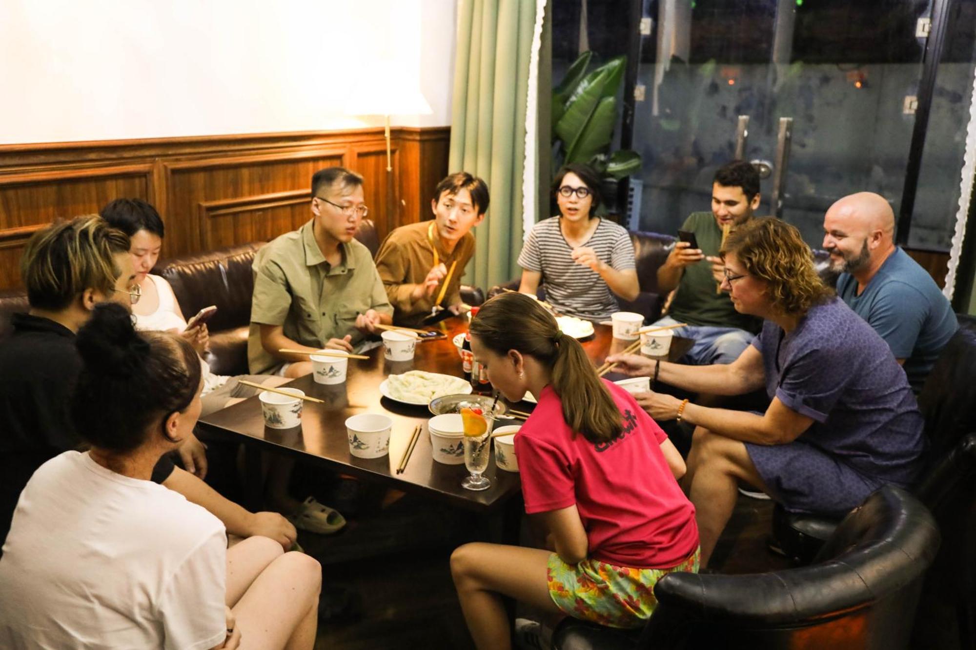 Sonderia Lazybones Hostel- Wenshu Temple Side, Chill Hostel With All-Day Brunch, Travel Agency In English & Local Bar Vibes Chengdu Exterior photo