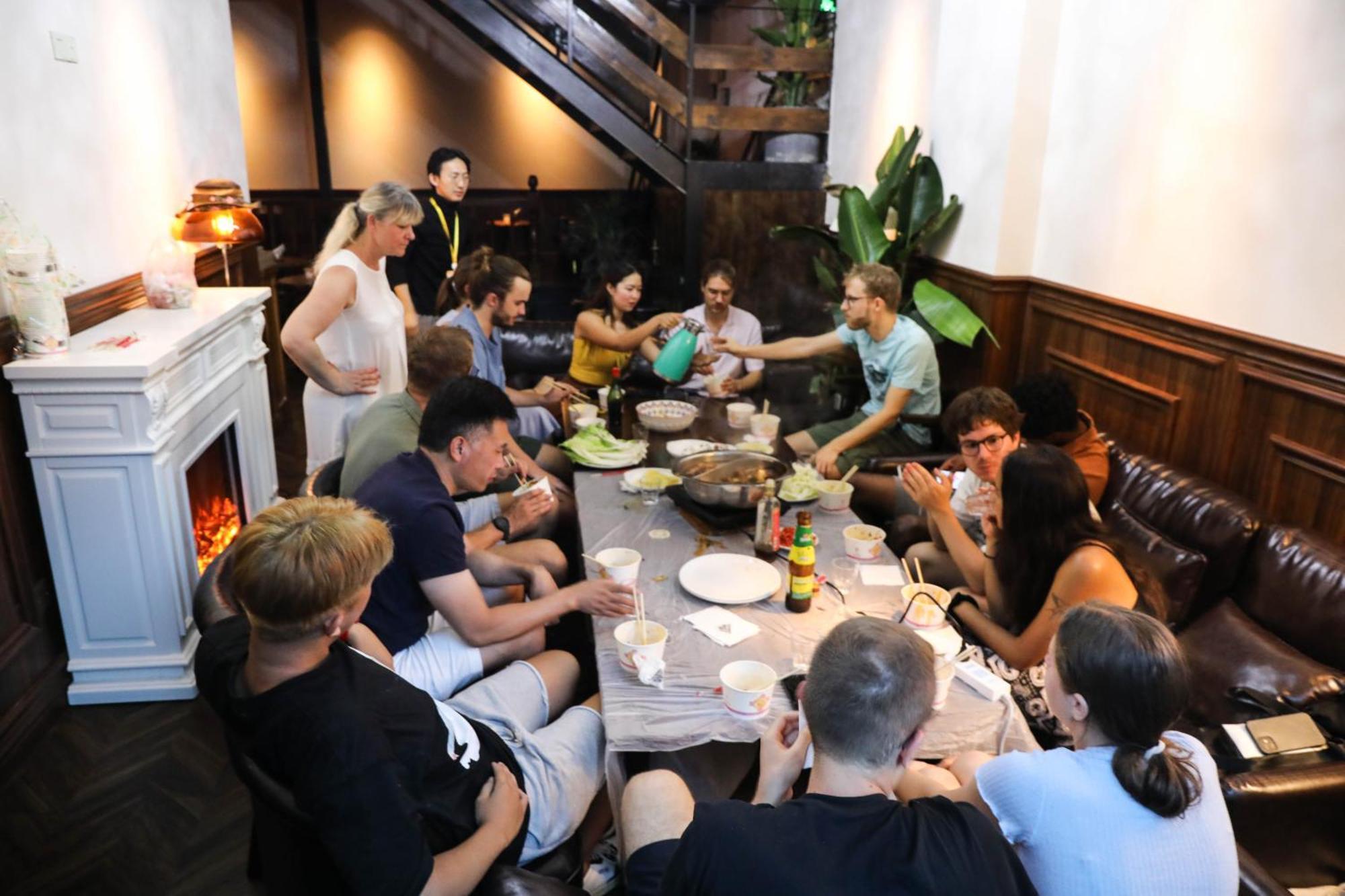 Sonderia Lazybones Hostel- Wenshu Temple Side, Chill Hostel With All-Day Brunch, Travel Agency In English & Local Bar Vibes Chengdu Exterior photo
