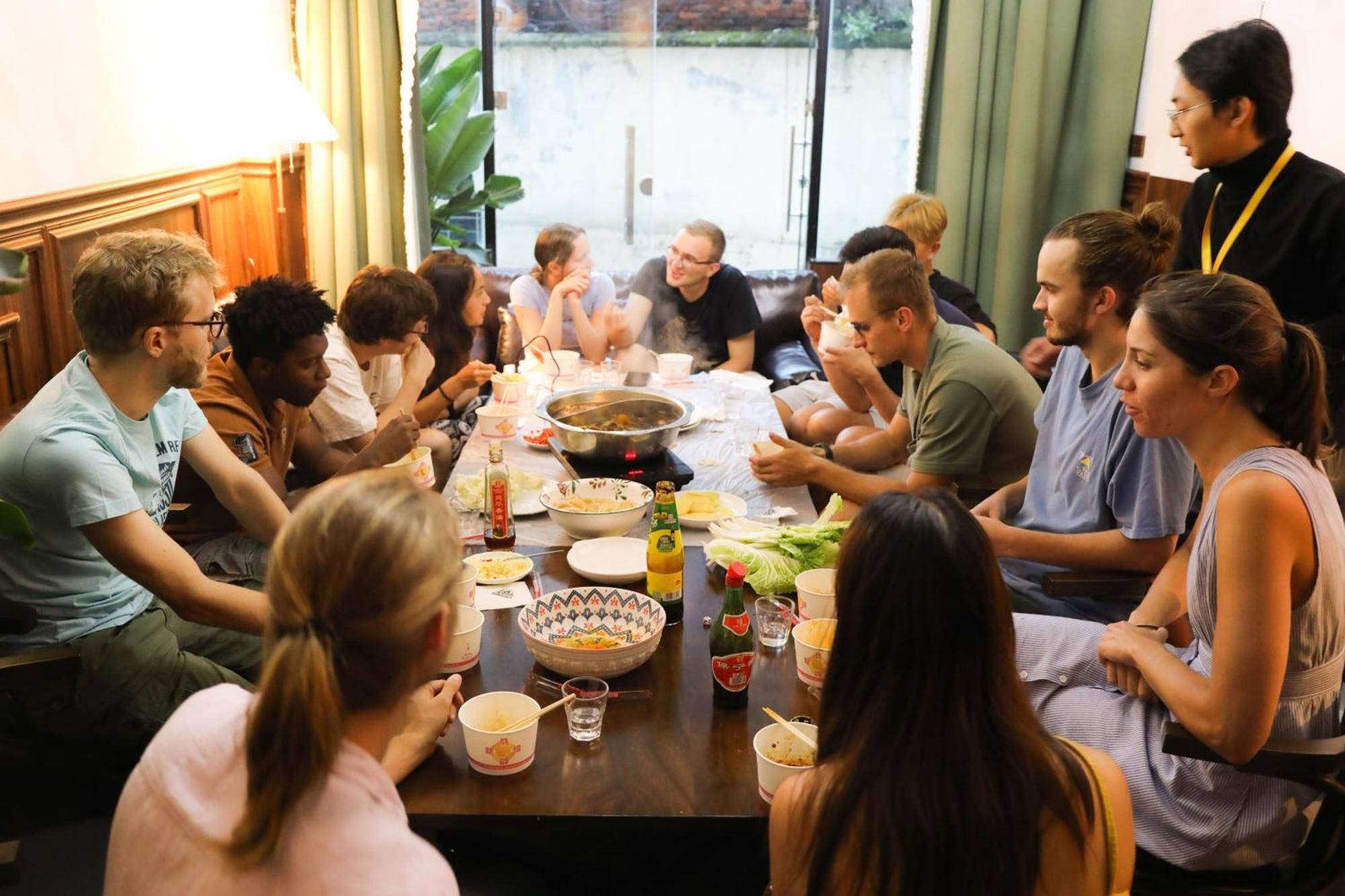 Sonderia Lazybones Hostel- Wenshu Temple Side, Chill Hostel With All-Day Brunch, Travel Agency In English & Local Bar Vibes Chengdu Exterior photo