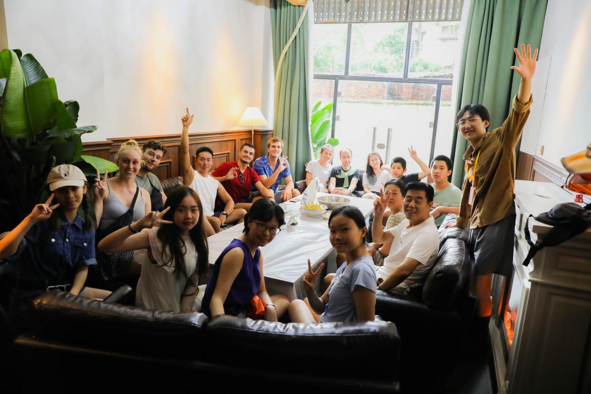 Sonderia Lazybones Hostel- Wenshu Temple Side, Chill Hostel With All-Day Brunch, Travel Agency In English & Local Bar Vibes Chengdu Exterior photo