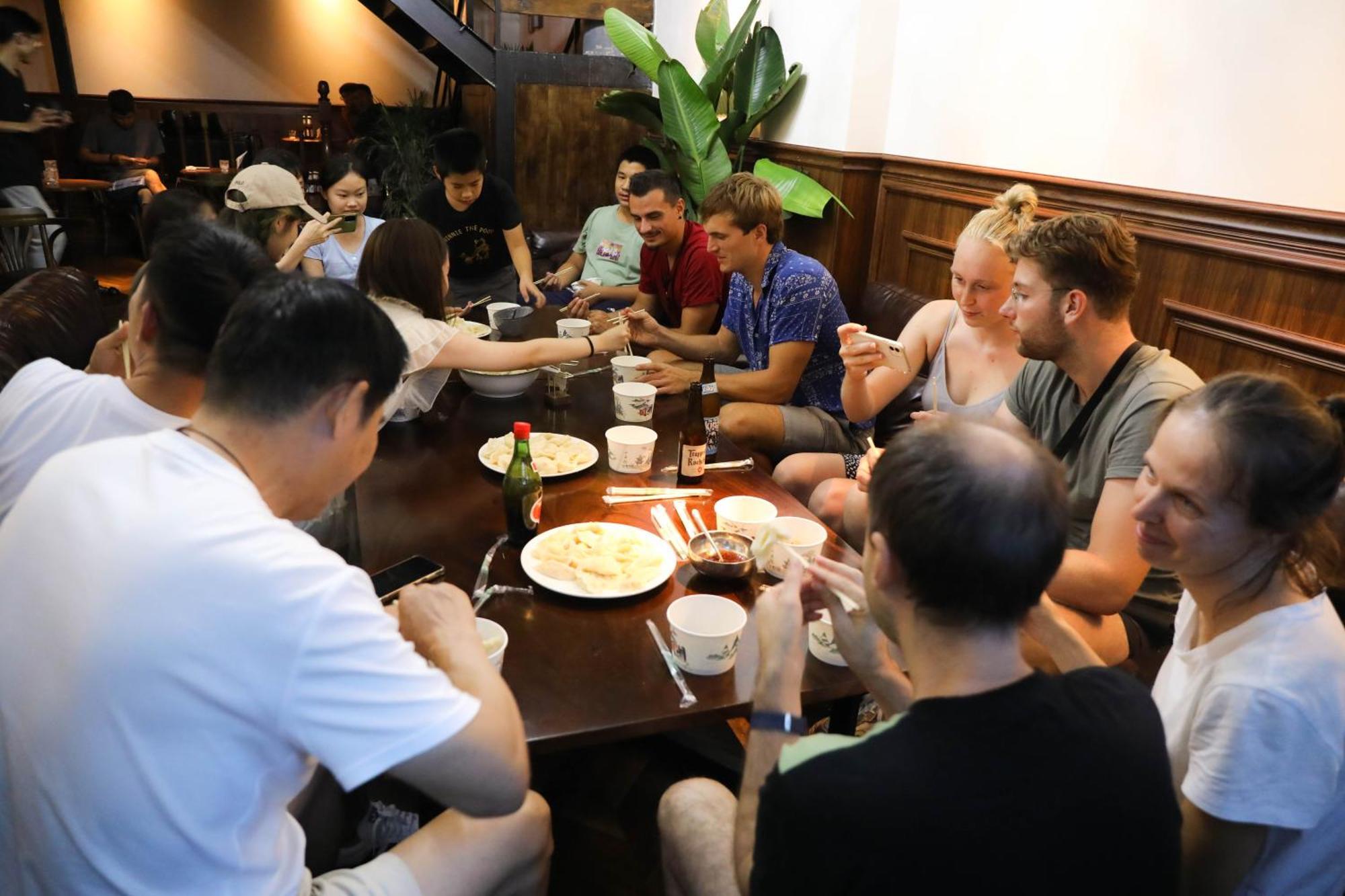 Sonderia Lazybones Hostel- Wenshu Temple Side, Chill Hostel With All-Day Brunch, Travel Agency In English & Local Bar Vibes Chengdu Exterior photo