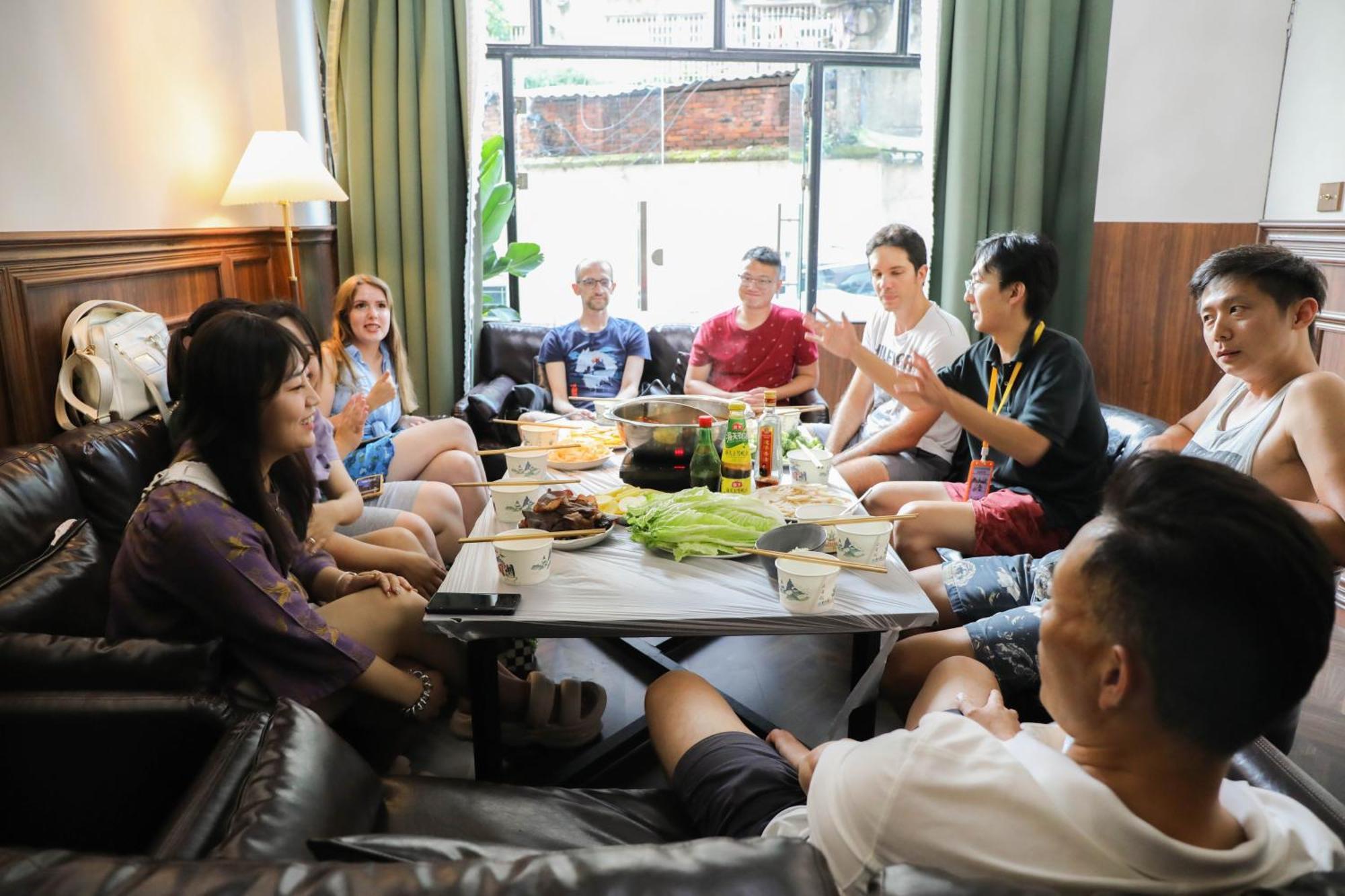 Sonderia Lazybones Hostel- Wenshu Temple Side, Chill Hostel With All-Day Brunch, Travel Agency In English & Local Bar Vibes Chengdu Exterior photo