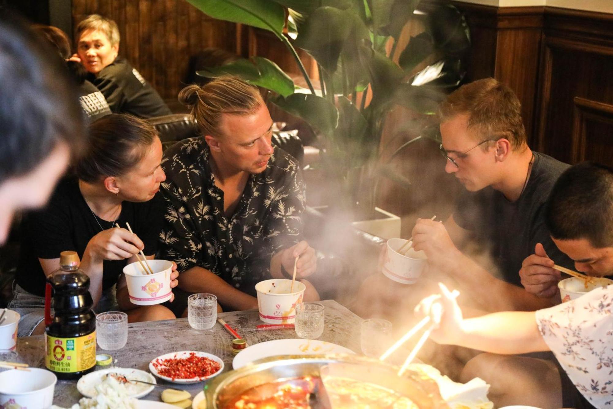 Sonderia Lazybones Hostel- Wenshu Temple Side, Chill Hostel With All-Day Brunch, Travel Agency In English & Local Bar Vibes Chengdu Exterior photo