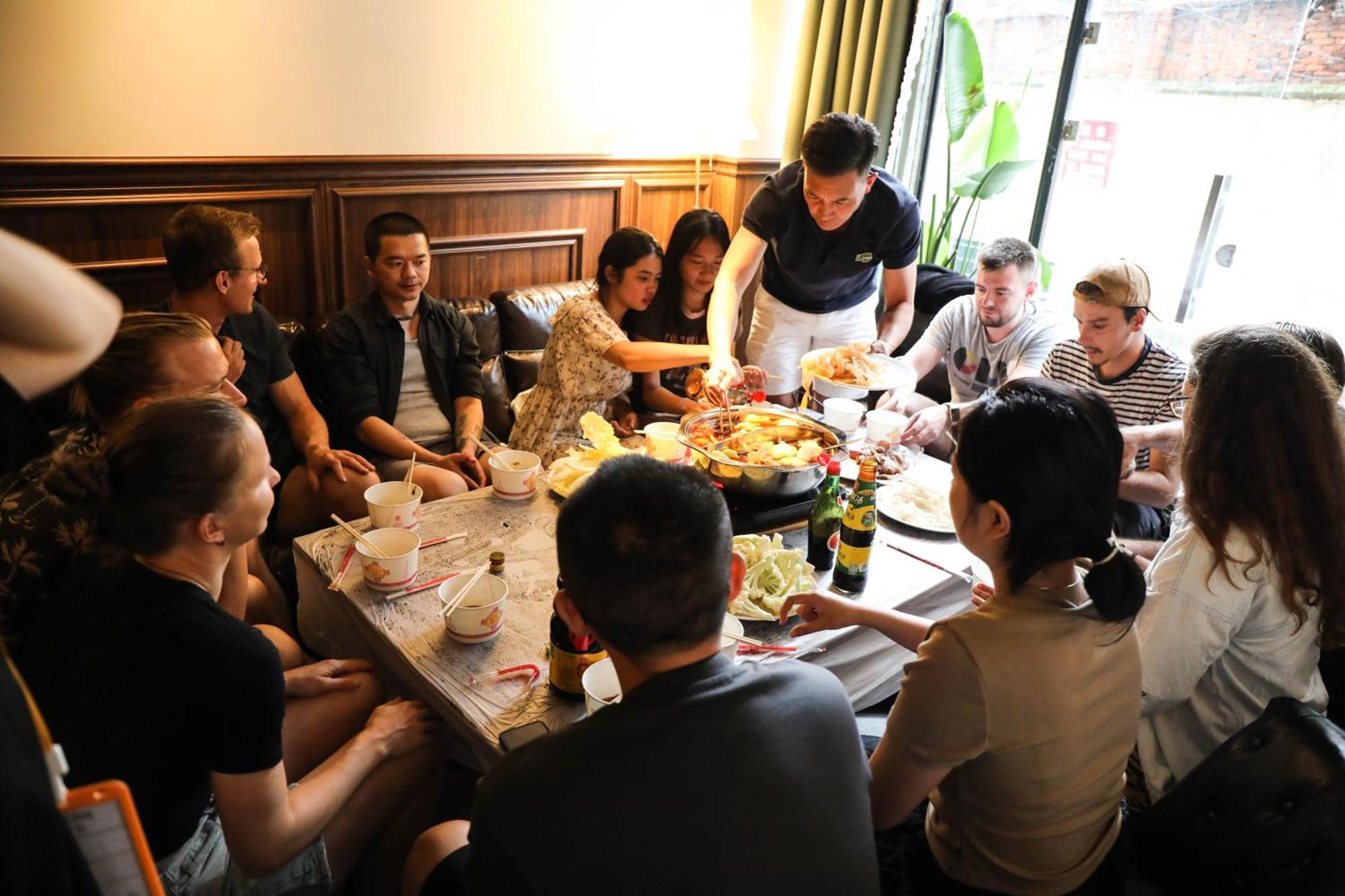 Sonderia Lazybones Hostel- Wenshu Temple Side, Chill Hostel With All-Day Brunch, Travel Agency In English & Local Bar Vibes Chengdu Exterior photo