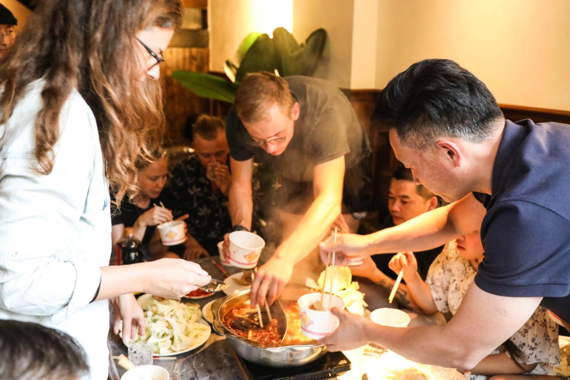 Sonderia Lazybones Hostel- Wenshu Temple Side, Chill Hostel With All-Day Brunch, Travel Agency In English & Local Bar Vibes Chengdu Exterior photo
