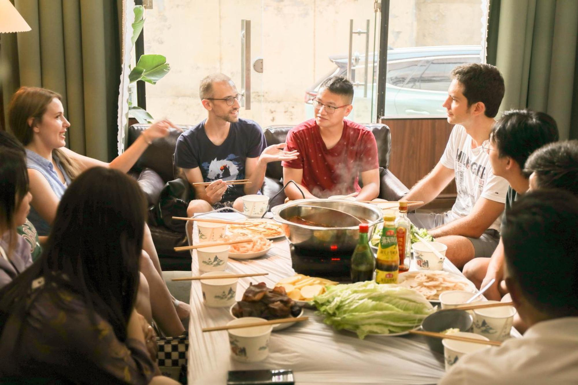 Sonderia Lazybones Hostel- Wenshu Temple Side, Chill Hostel With All-Day Brunch, Travel Agency In English & Local Bar Vibes Chengdu Exterior photo
