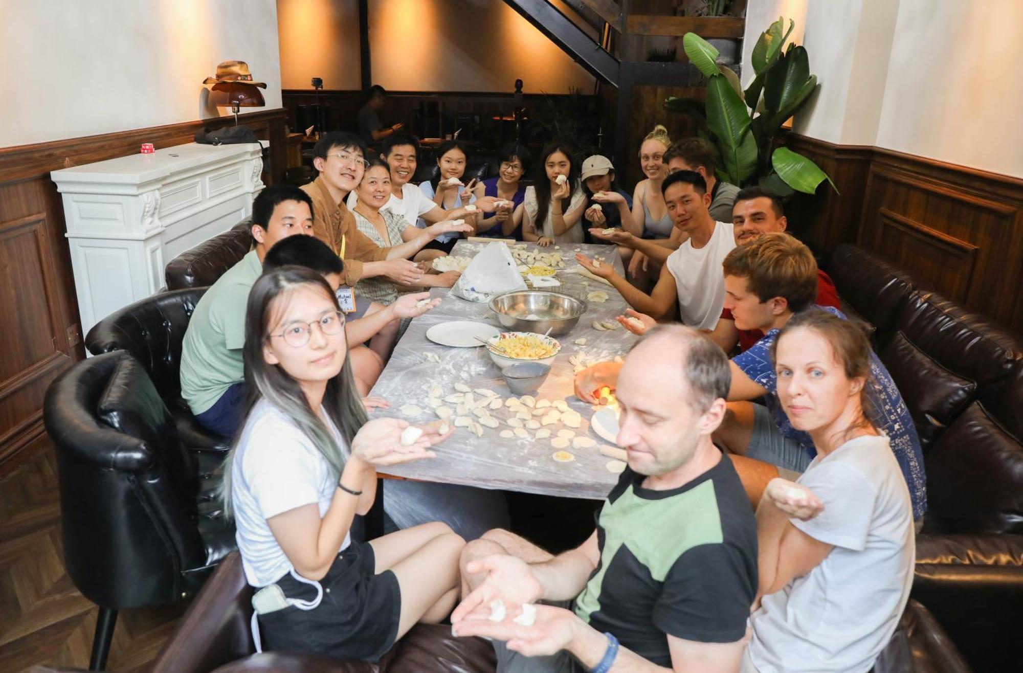 Sonderia Lazybones Hostel- Wenshu Temple Side, Chill Hostel With All-Day Brunch, Travel Agency In English & Local Bar Vibes Chengdu Exterior photo