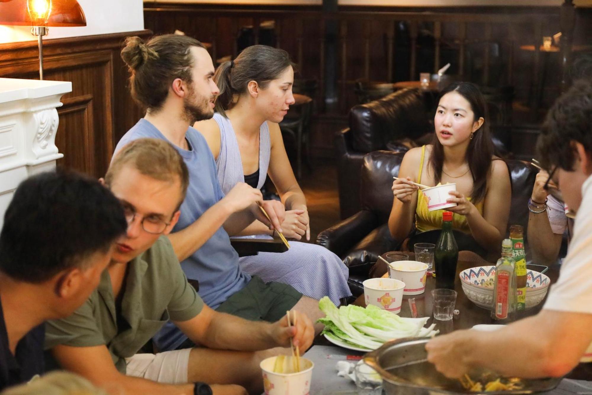 Sonderia Lazybones Hostel- Wenshu Temple Side, Chill Hostel With All-Day Brunch, Travel Agency In English & Local Bar Vibes Chengdu Exterior photo