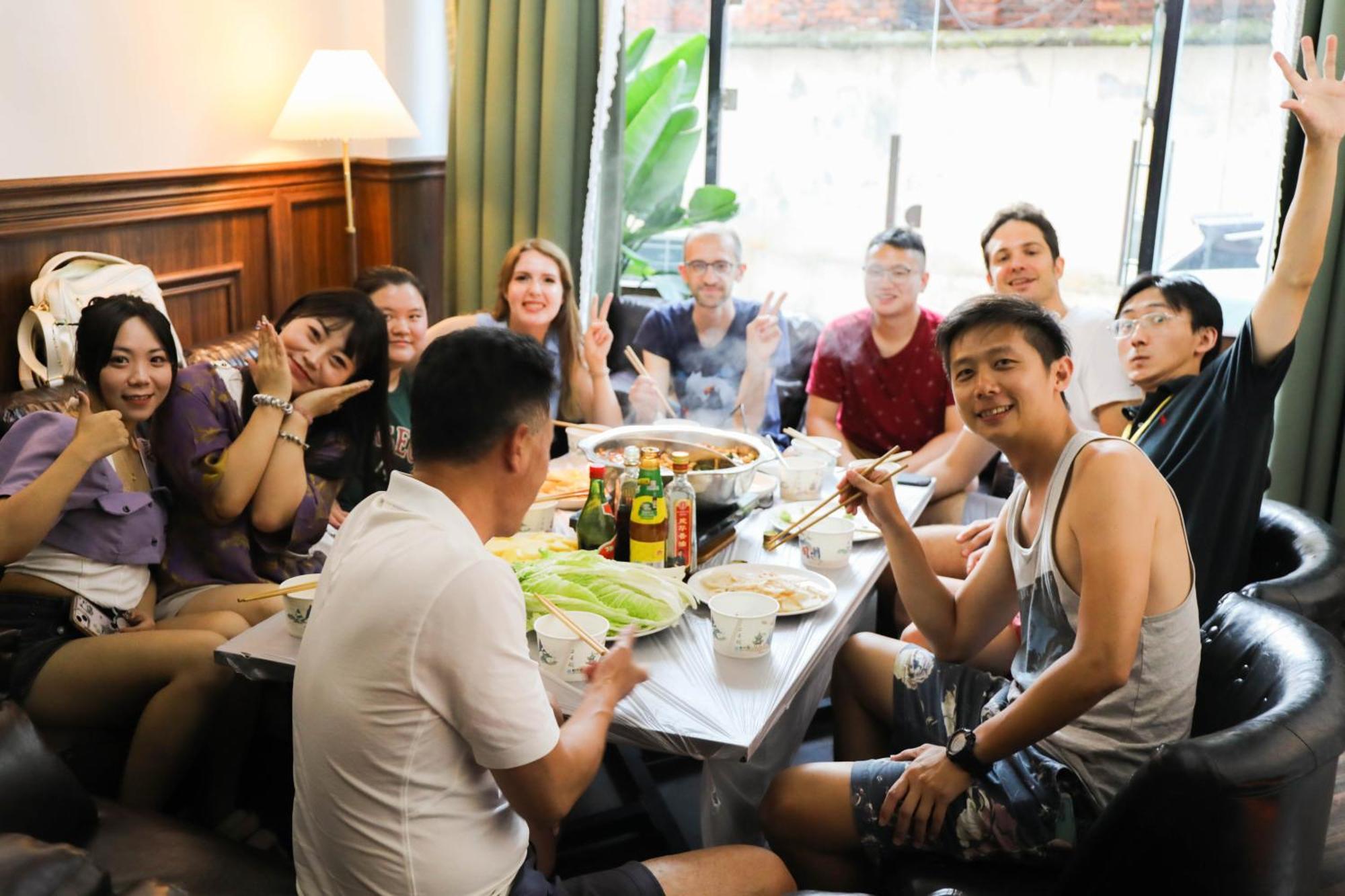 Sonderia Lazybones Hostel- Wenshu Temple Side, Chill Hostel With All-Day Brunch, Travel Agency In English & Local Bar Vibes Chengdu Exterior photo