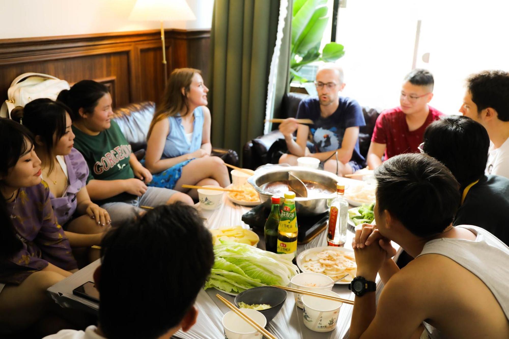 Sonderia Lazybones Hostel- Wenshu Temple Side, Chill Hostel With All-Day Brunch, Travel Agency In English & Local Bar Vibes Chengdu Exterior photo