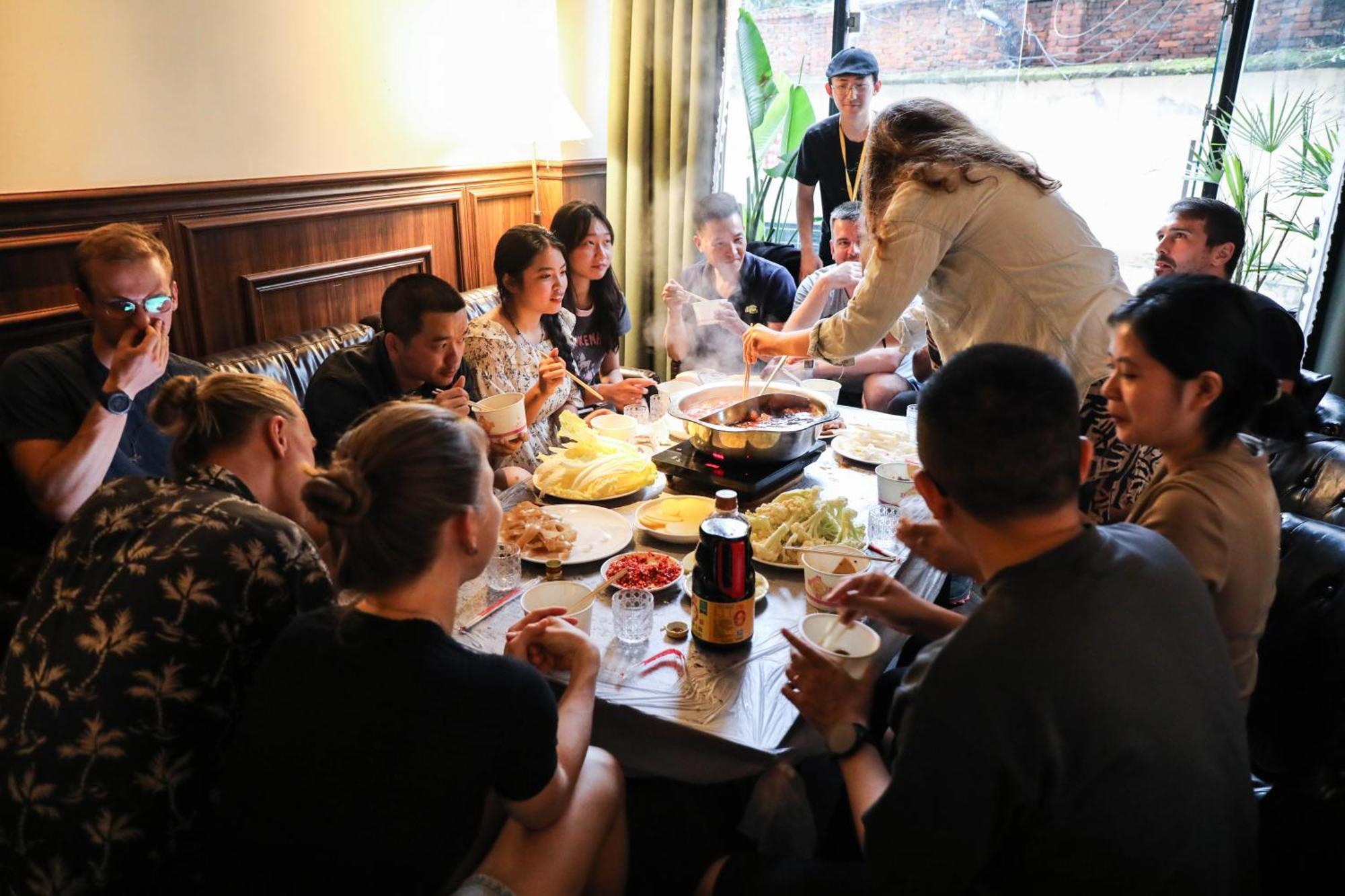 Sonderia Lazybones Hostel- Wenshu Temple Side, Chill Hostel With All-Day Brunch, Travel Agency In English & Local Bar Vibes Chengdu Exterior photo